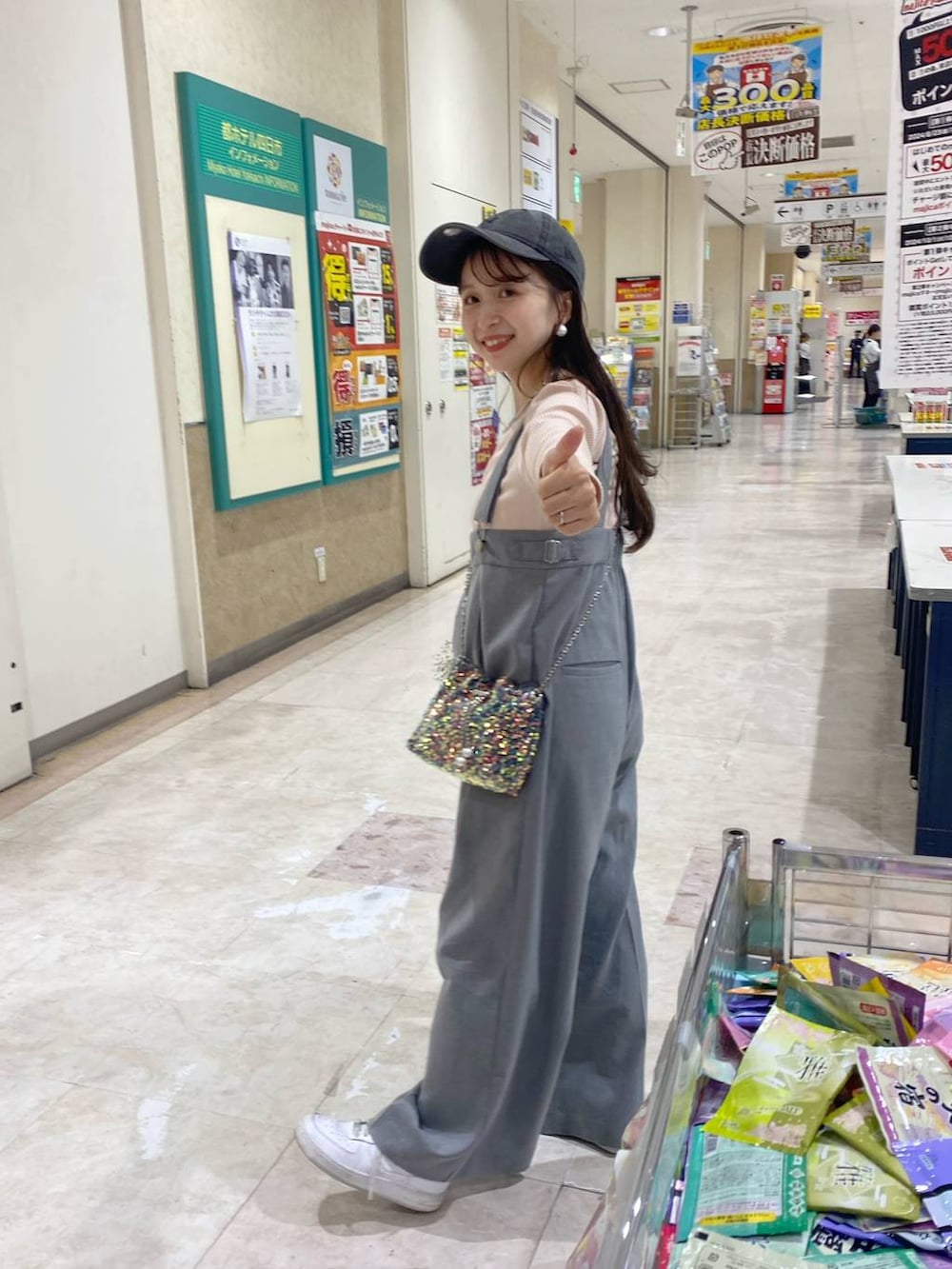 「ローリーズスタイル_LOWRYS FARM、低身長、大人女子カジュアル_LOWRYS FARM、デートコーデ、サロペット、秋コーデ、秋冬新作、スニーカー、キャップ」｜「LOWRYS FARMのウォッシュドＣＡＰＮＥＷＥＲＡ　102577（キャップ、ブラック系）」を使った、rinangoさん（レディース・146cm）の秋コーディネートの4枚目の写真
