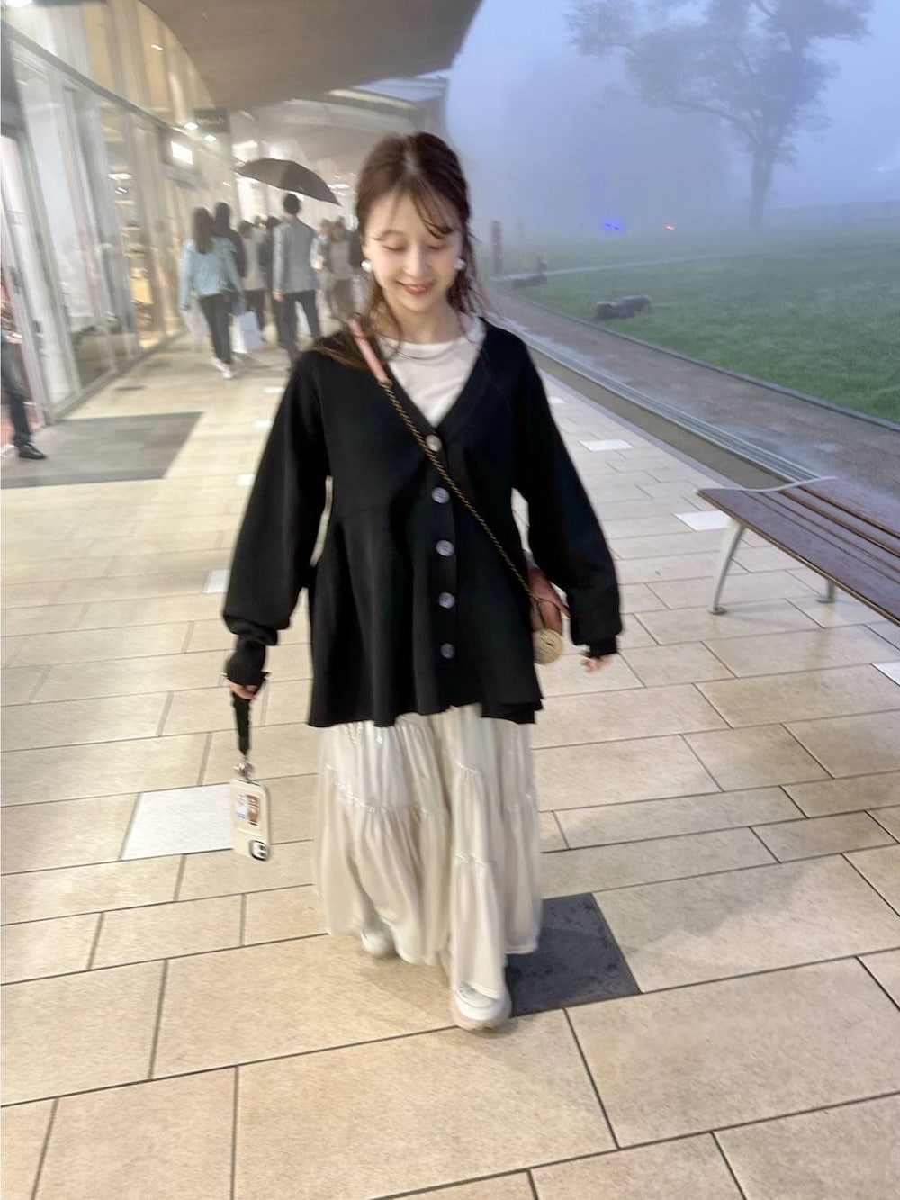 ブラック系のカーディガン/ボレロ、グレー系のスカート、ホワイト系のTシャツ/カットソーを着用したレディースの秋コーディネートの3枚目の写真