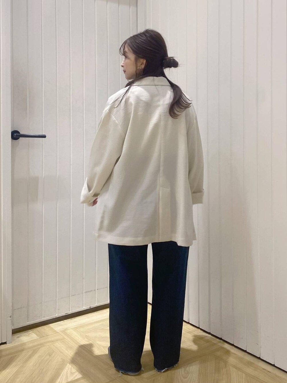 「ローリーズスタイル_LOWRYS FARM、低身長、大人女子カジュアル_LOWRYS FARM、デニムパンツ、ジャケット、春コーデ、春色、春アウター、カジュアル」｜「LOWRYS FARMのシャーリングプルオーバーＬＳ  991515（Tシャツ/カットソー、ホワイト系）」を使った、rinangoさん（レディース・146cm）の春コーディネートの4枚目の写真