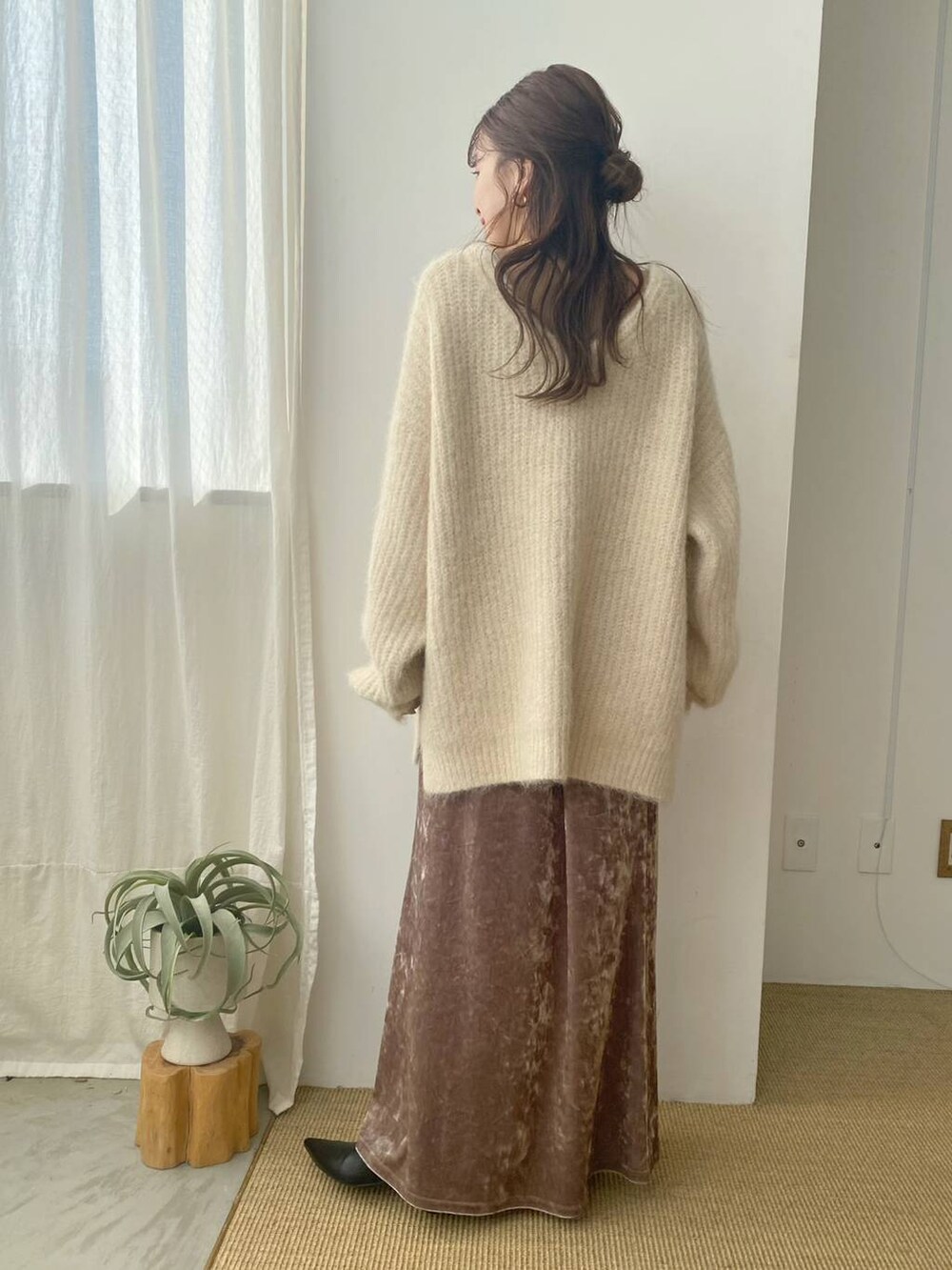 ホワイト系のキャミソール、ホワイト系のニット/セーター、ピンク系のスカートを着用したレディースの秋コーディネートの3枚目の写真