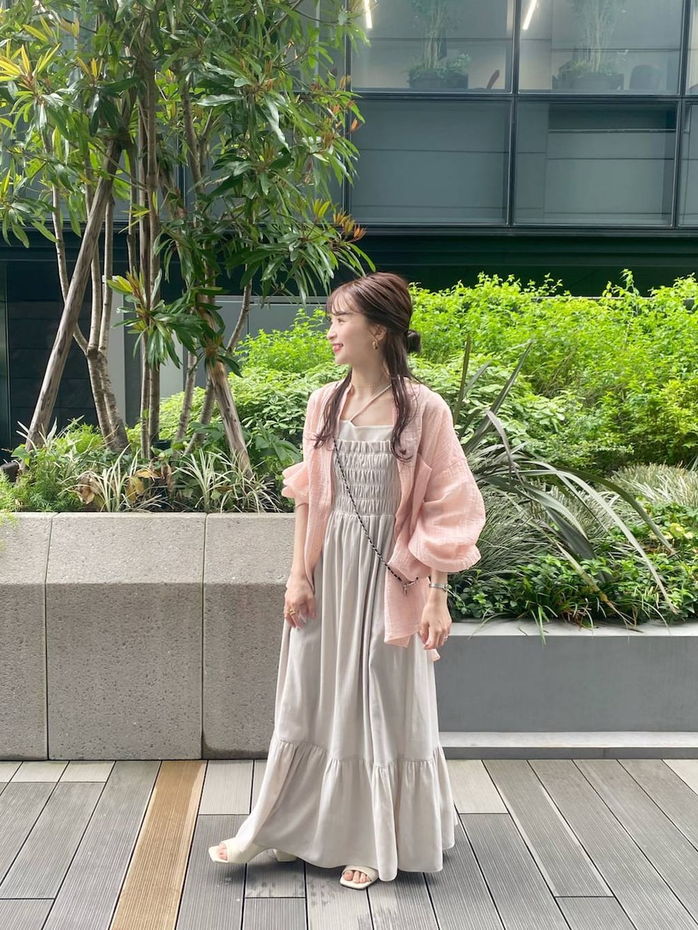 「大人カジュアル、フェミニン、サンダル、ワンピース、ローリーズスタイル_LOWRYS FARM、低身長、大人女子カジュアル_LOWRYS FARM、デートコーデ、ピンク」|「Me%のフェイクレザーチェーンモバイルストラップ 157349(スマホグッズ、グレー系)」を使った、rinangoさん(レディース・146cm)の春コーディネートの3枚目の写真