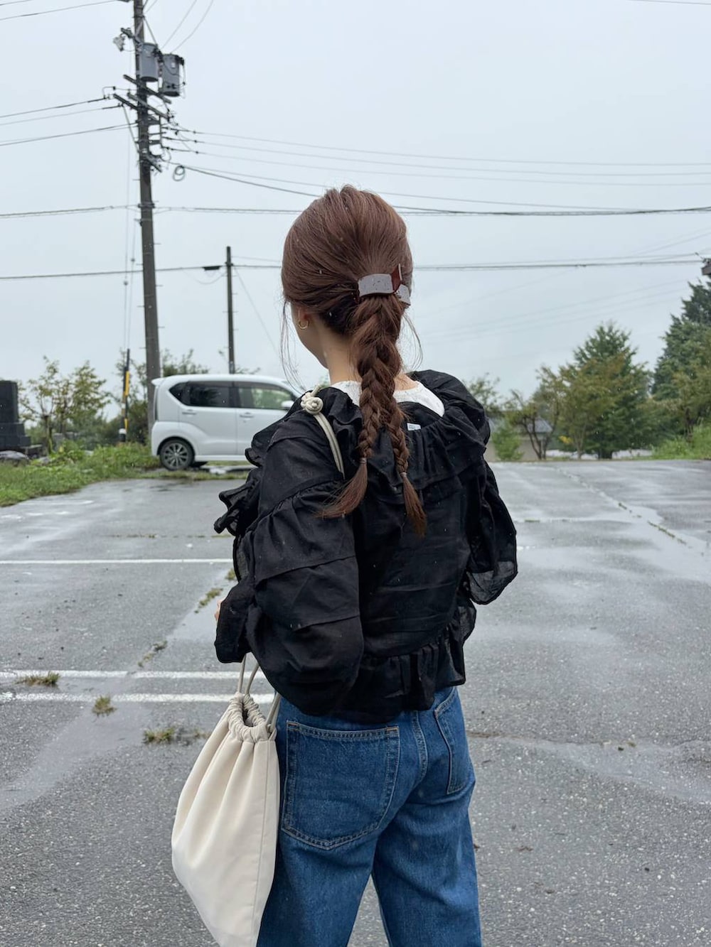 ブラック系のシャツ/ブラウス、ホワイト系のショルダーバッグ、ホワイト系のTシャツ/カットソーを着用したレディースの秋コーディネートの2枚目の写真