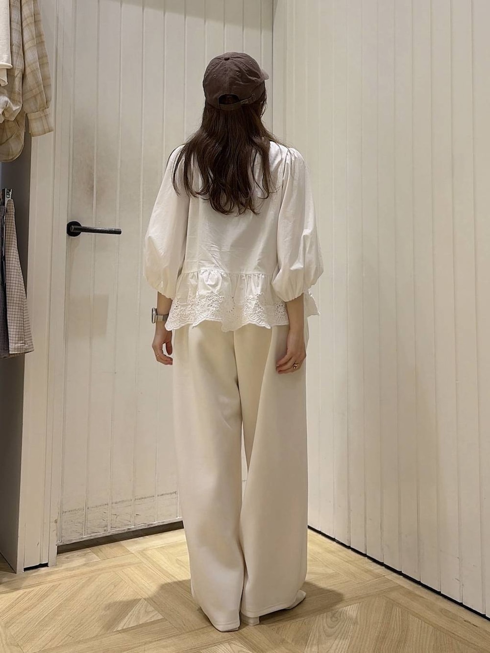 ブラウン系のTシャツ/カットソー、グレー系のスウェットパンツ、ホワイト系のサンダルを着用したレディースの夏コーディネートの3枚目の写真