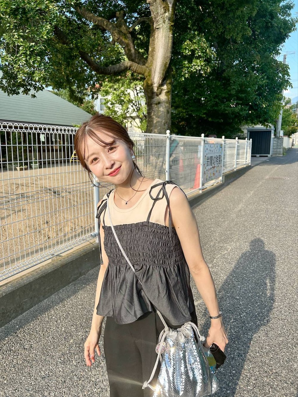 ブラック系のキャミソールを着用したレディースの夏コーディネートの4枚目の写真