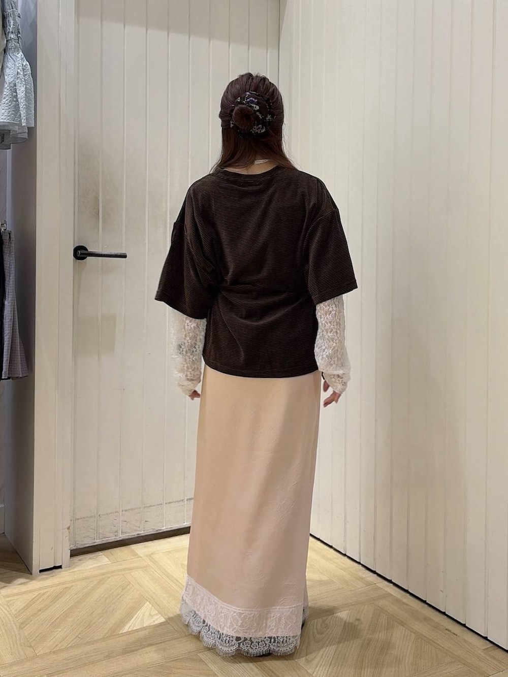 ブラック系のブーツ、イエロー系のボディバッグ/ウエストポーチ、ブラウン系のTシャツ/カットソーを着用したレディースの秋コーディネートの3枚目の写真