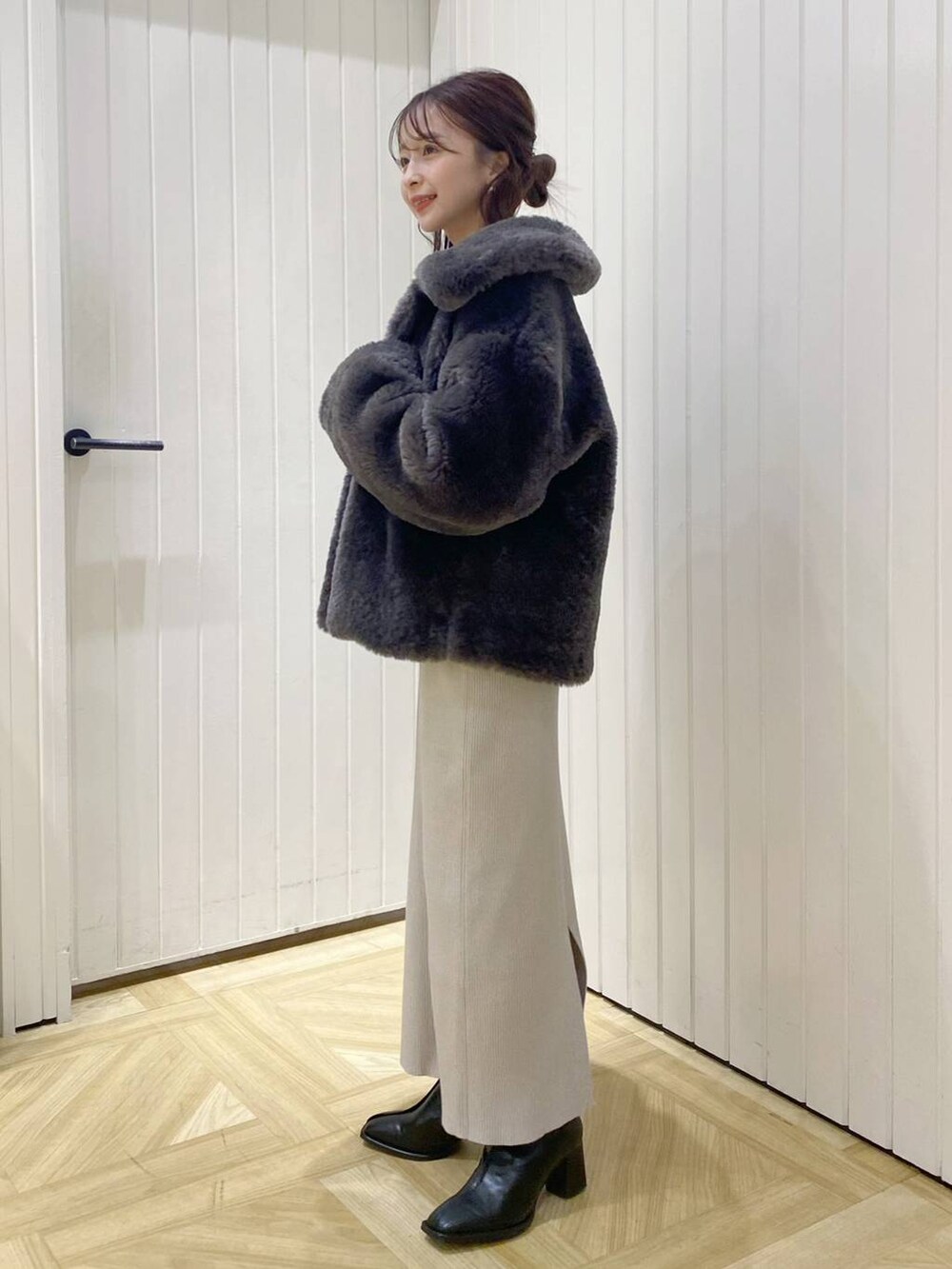 ブラック系のパンプス、グレー系のブルゾン、ブラック系のボストンバッグを着用したレディースの冬コーディネートの3枚目の写真