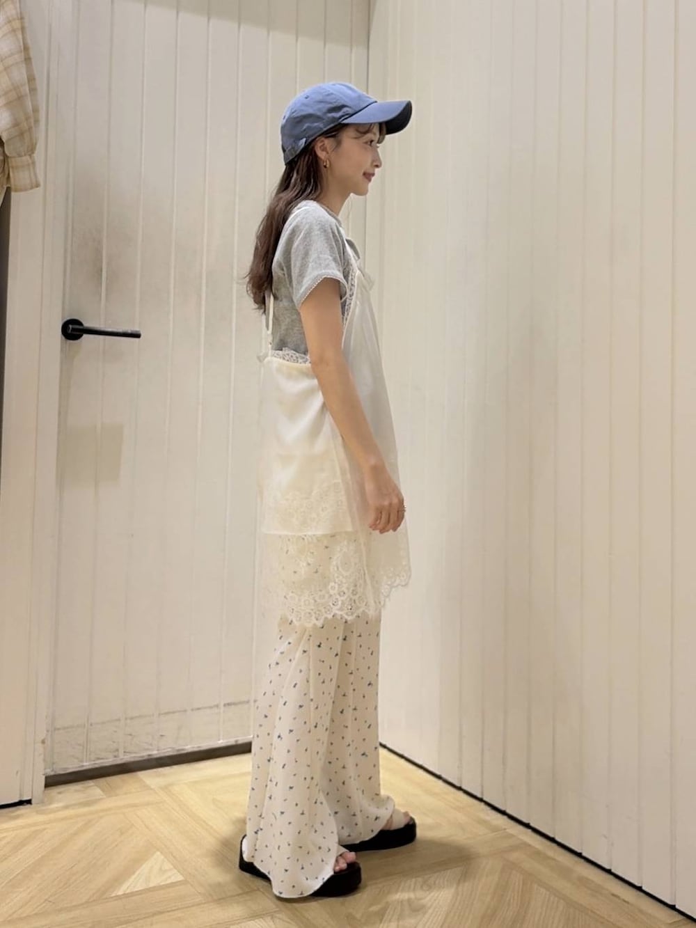 ホワイト系のサンダル、ホワイト系のその他パンツ、ホワイト系のTシャツ/カットソーを着用したレディースの夏コーディネートの2枚目の写真
