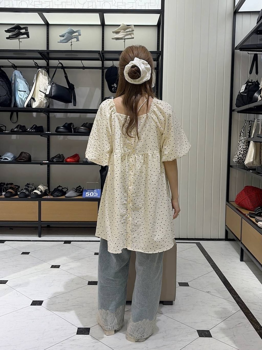 ブルー系のデニムパンツ、ブラウン系のショルダーバッグ、その他のシャツ/ブラウスを着用したレディースの夏コーディネートの3枚目の写真