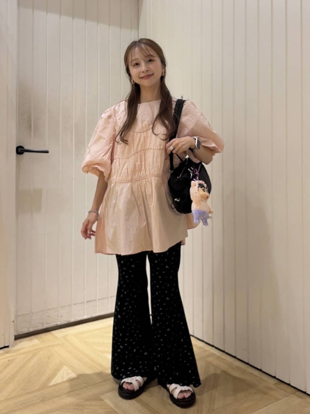 ピンク系のシャツ/ブラウス、ホワイト系のサンダル、ブラック系のその他パンツを着用したレディースの夏コーディネートの3枚目の写真