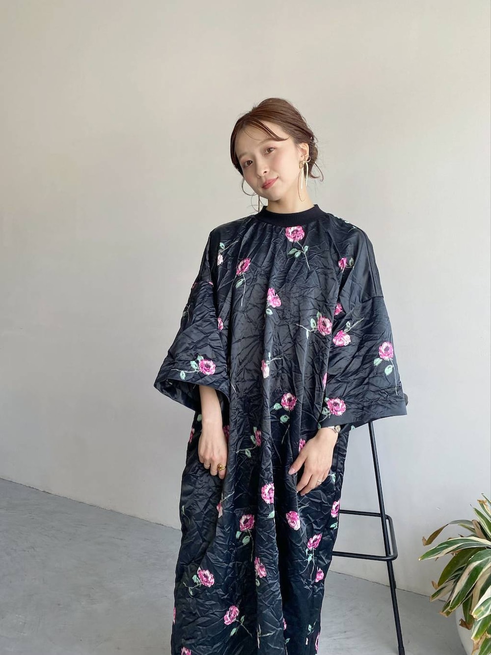 ブラック系のワンピース、ブラック系のサンダル、グレー系のショルダーバッグを着用したレディースの春コーディネートの3枚目の写真