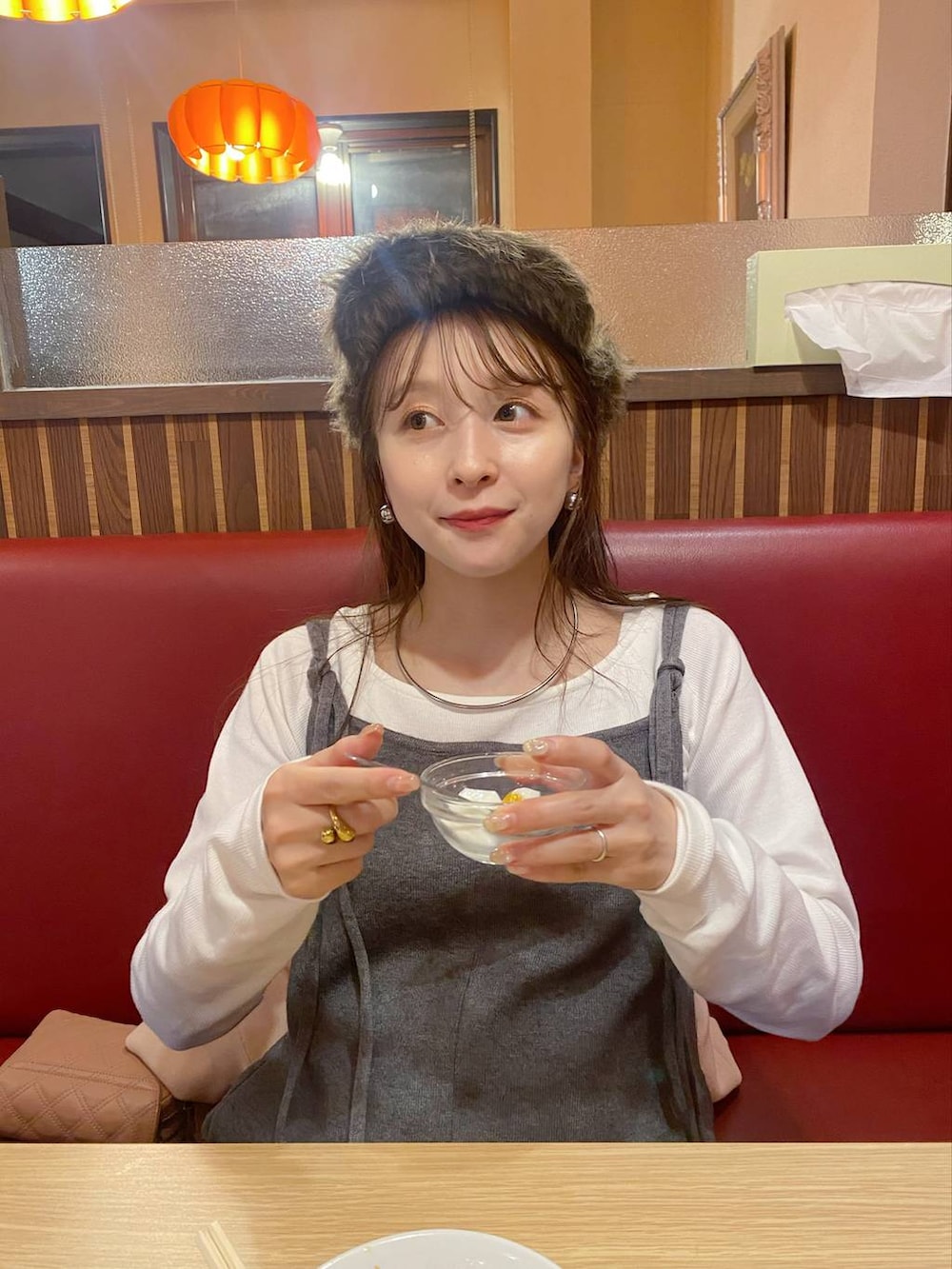「低身長、大人カジュアル、デートコーデ、ラフ、マタニティウェア、サロペット、カーディガン、秋コーデ、ピンク、スニーカー」｜「LOWRYS FARMのステンレスフープチョーカー 127295（チョーカー、シルバー系）」を使った、rinangoさん（レディース・146cm）の秋コーディネートの3枚目の写真