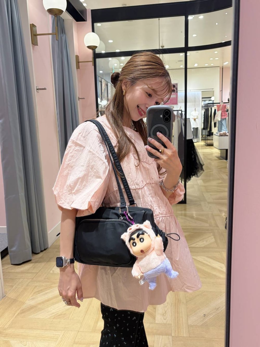 ピンク系のシャツ/ブラウス、ホワイト系のサンダル、ブラック系のその他パンツを着用したレディースの夏コーディネートの2枚目の写真