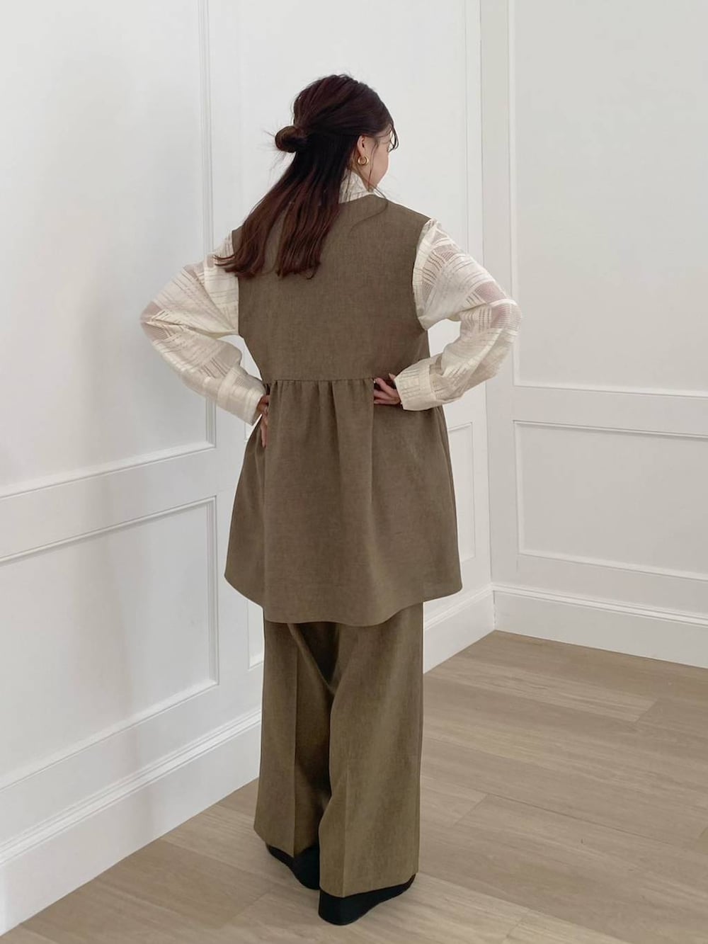 ベージュ系のシャツ/ブラウスを着用したレディースの春コーディネートの4枚目の写真