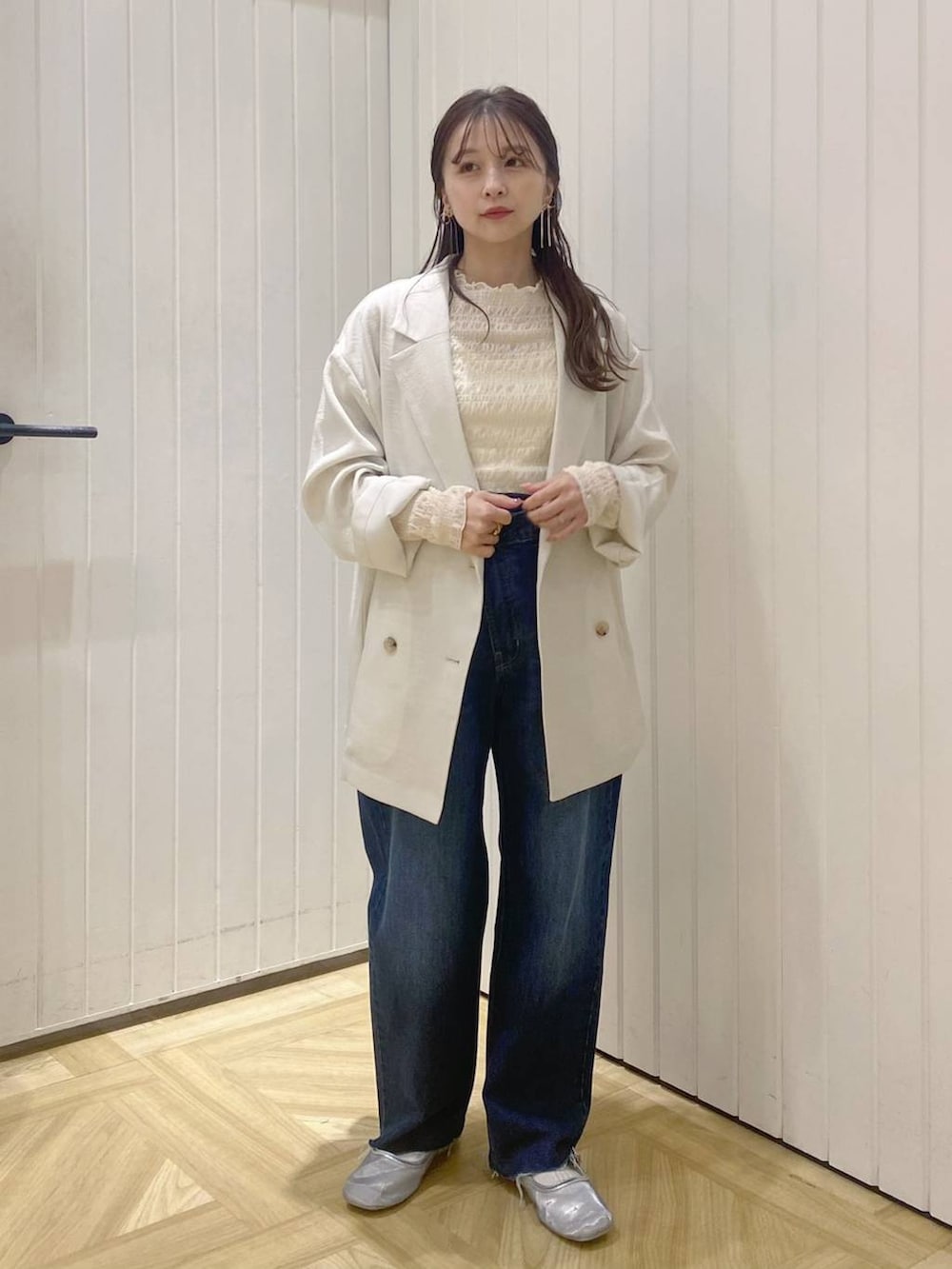 「ローリーズスタイル_LOWRYS FARM、低身長、大人女子カジュアル_LOWRYS FARM、デニムパンツ、ジャケット、春コーデ、春色、春アウター、カジュアル」｜「LOWRYS FARMのシャーリングプルオーバーＬＳ  991515（Tシャツ/カットソー、ホワイト系）」を使った、rinangoさん（レディース・146cm）の春コーディネートの2枚目の写真