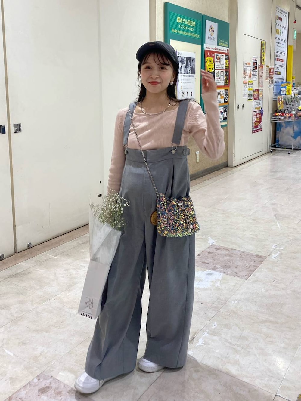 「ローリーズスタイル_LOWRYS FARM、低身長、大人女子カジュアル_LOWRYS FARM、デートコーデ、サロペット、秋コーデ、秋冬新作、スニーカー、キャップ」｜「LOWRYS FARMのウォッシュドＣＡＰＮＥＷＥＲＡ　102577（キャップ、ブラック系）」を使った、rinangoさん（レディース・146cm）の秋コーディネートの3枚目の写真