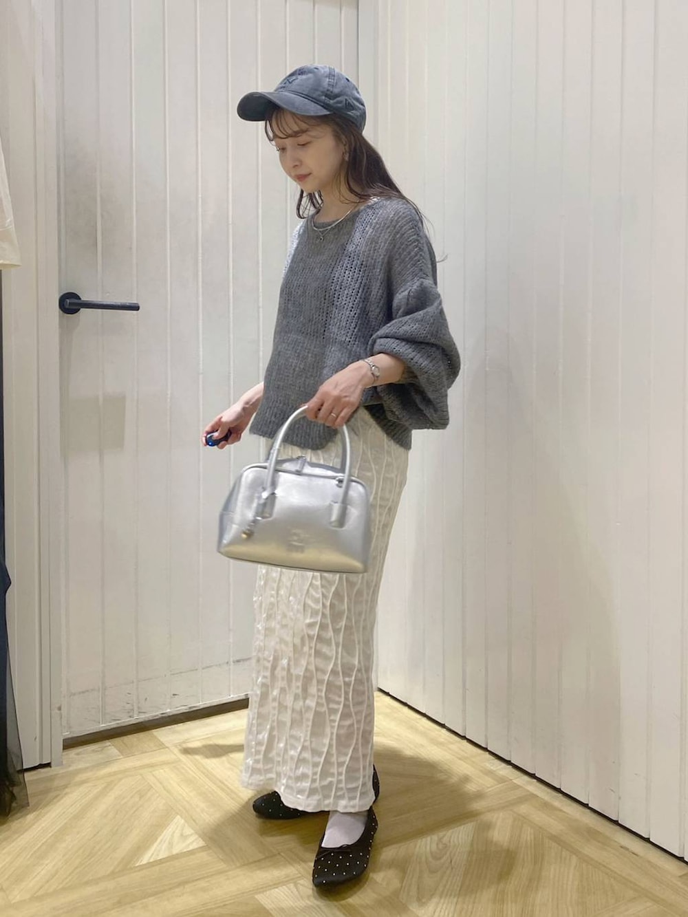 「ローリーズスタイル_LOWRYS FARM、低身長、大人女子カジュアル_LOWRYS FARM、大人カジュアル、ロングスカート、ニット、秋コーデ、秋冬新作」|「LOWRYS FARMのウォッシュドCAPNEWERA 102577(キャップ、ブラック系)」を使った、rinangoさん(レディース・146cm)の秋コーディネートの4枚目の写真