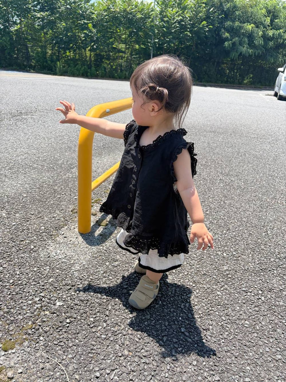 ブルー系のデニムパンツ、ブラック系のシャツ/ブラウス、ブラック系のシャツ/ブラウスを着用したレディースの夏コーディネートの3枚目の写真