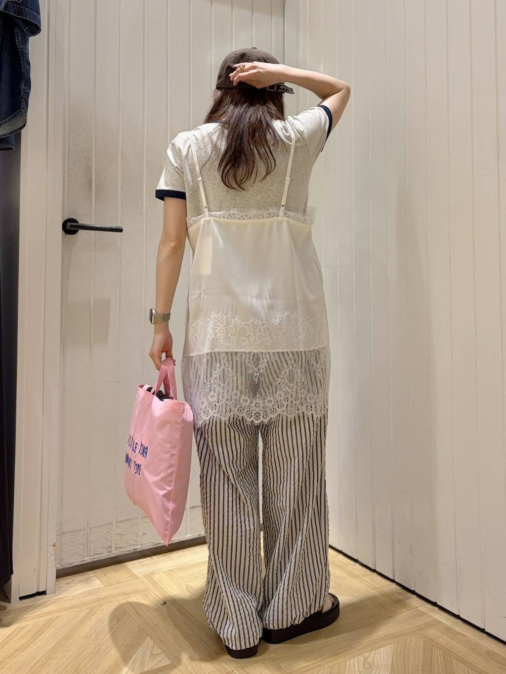 ホワイト系のサンダル、グレー系のTシャツ/カットソー、ピンク系のトートバッグを着用したレディースの春コーディネートの3枚目の写真
