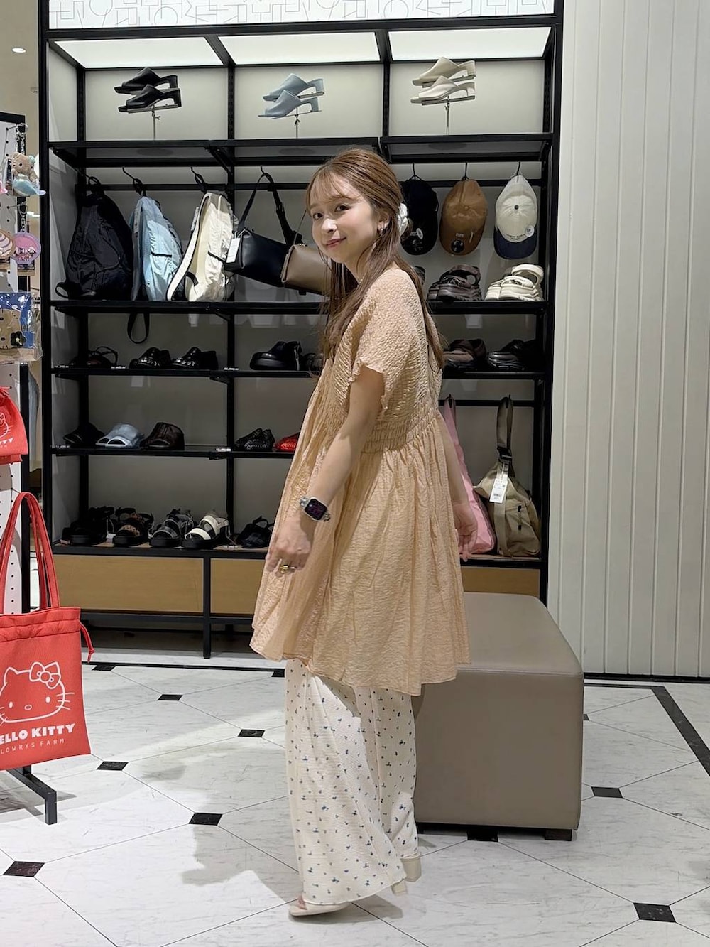 ブラウン系のシャツ/ブラウス、ホワイト系のその他パンツ、ホワイト系のサンダルを着用したレディースの夏コーディネートの2枚目の写真