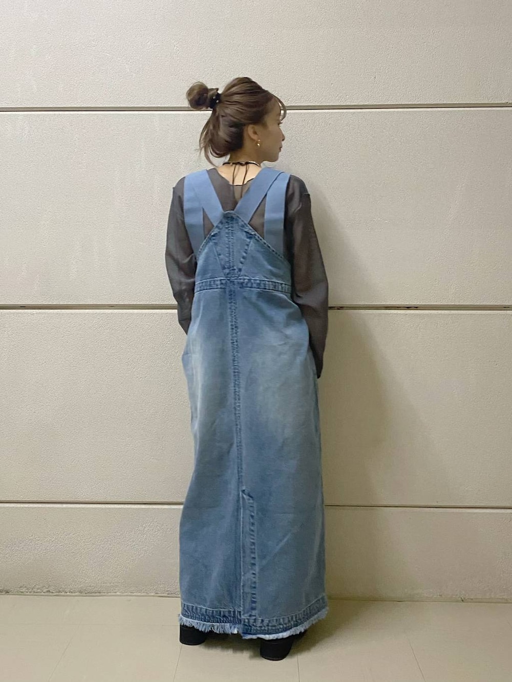 「低身長、ブランドミックス、LOWRYS FARM、niko and...、サロペット、大人女子カジュアル_LOWRYS FARM、ローリーズスタイル_LOWRYS FARM、ブーツ、デニムワンピース、秋コーデ」｜「LOWRYS FARMの2WAYシアーラッセルロングスリーブ　191371（シャツ/ブラウス、グレー系）」を使った、rinangoさん（レディース・146cm）の夏コーディネートの4枚目の写真