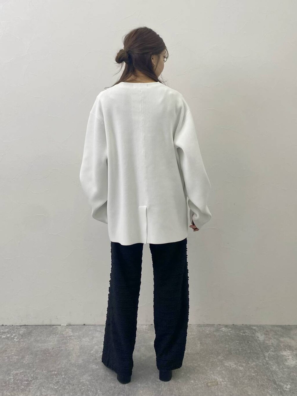ブラック系のその他パンツ、グレー系のTシャツ/カットソー、ホワイト系のカーディガン/ボレロを着用したレディースの冬コーディネートの3枚目の写真