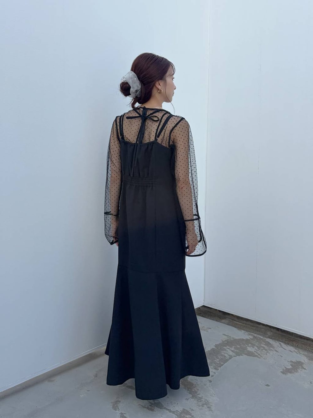 ブラック系のワンピース、グレー系のその他トップス、ブラック系のブーツを着用したレディースの夏コーディネートの4枚目の写真