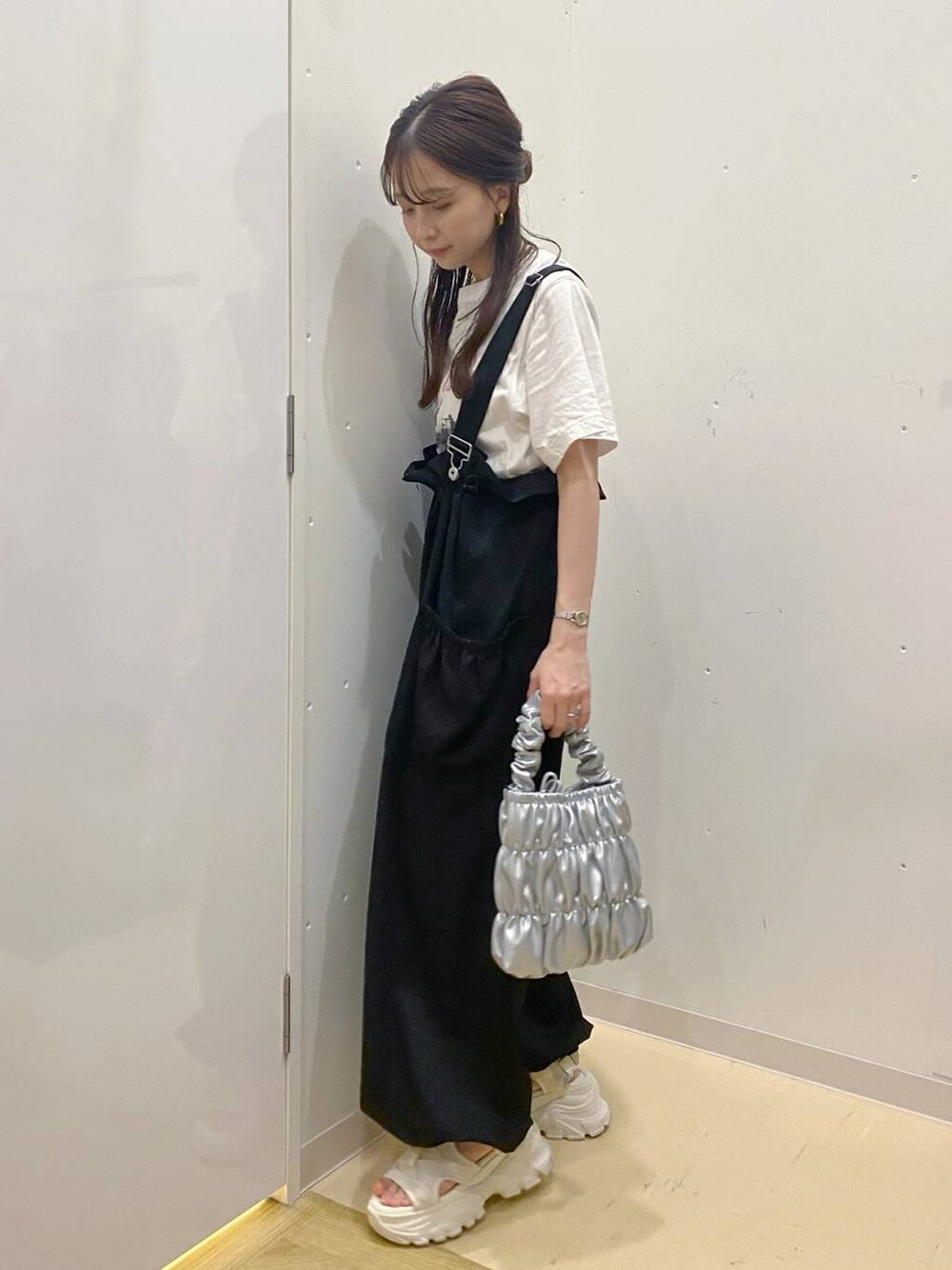 ホワイト系のサンダル、ホワイト系のTシャツ/カットソー、グレー系のショルダーバッグを着用したレディースの夏コーディネートの2枚目の写真