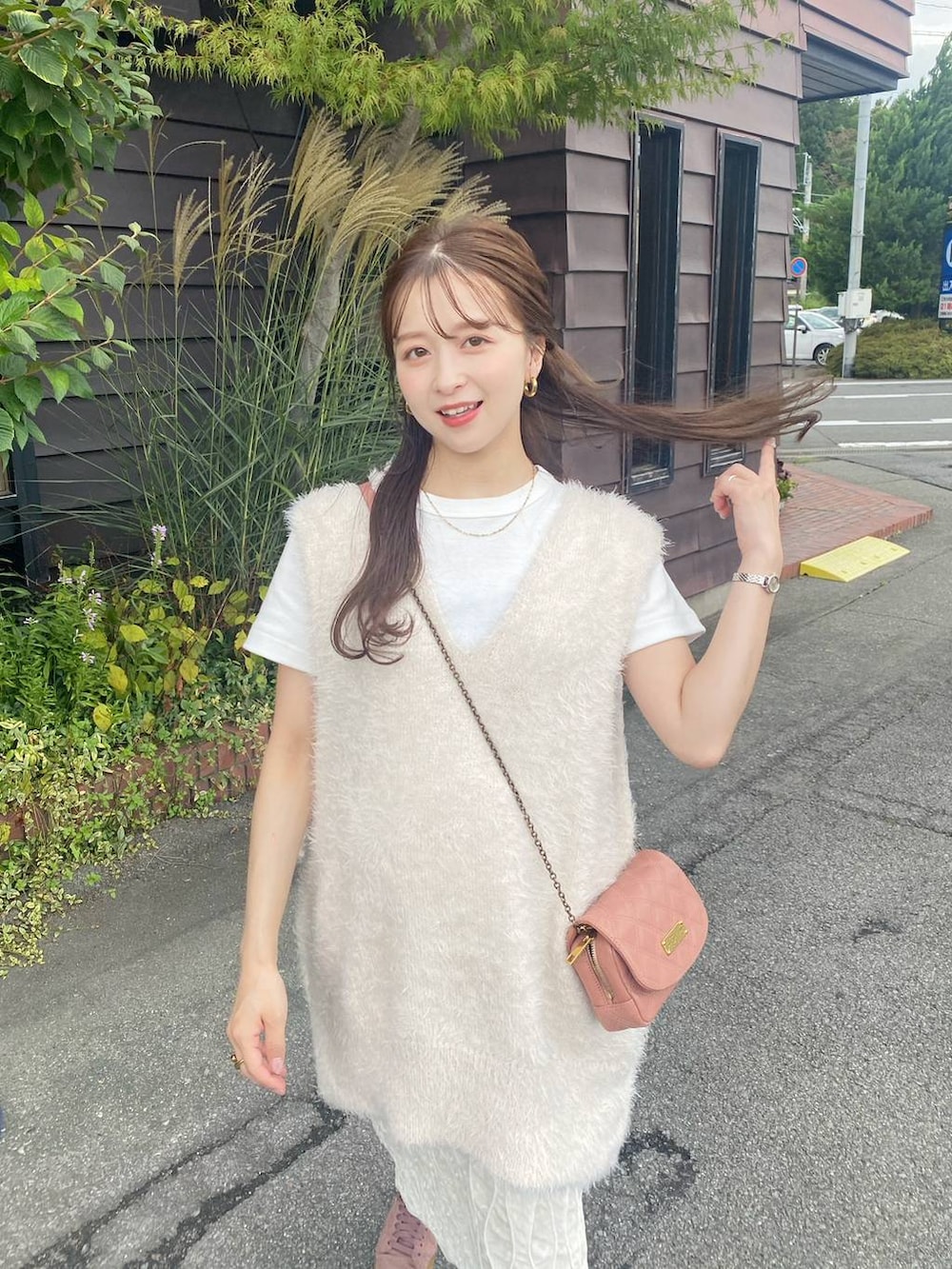 ホワイト系のTシャツ/カットソー、ホワイト系のベスト、ホワイト系のスカートを着用したレディースの秋コーディネートの3枚目の写真