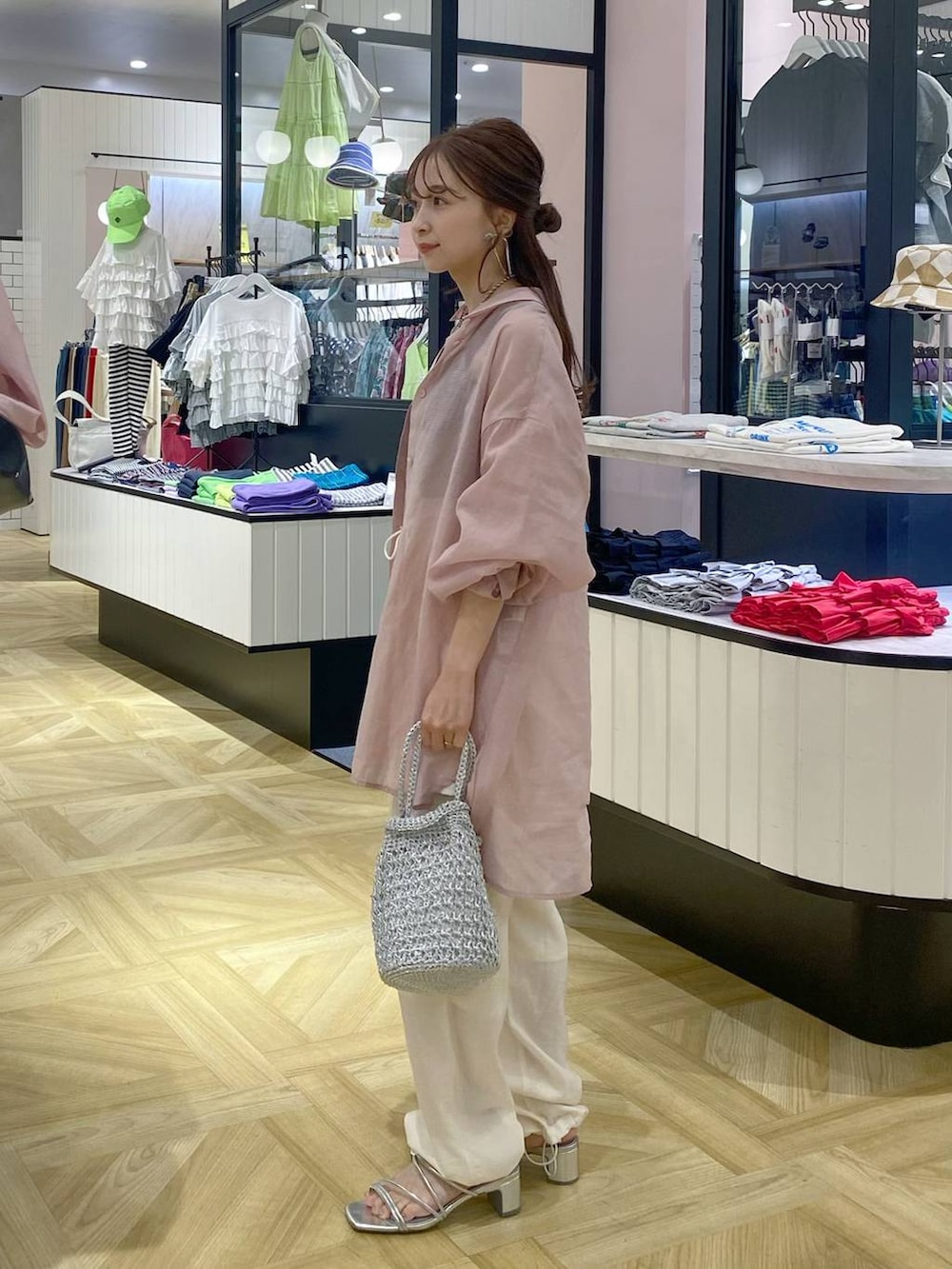 その他のTシャツ/カットソー、ピンク系のシャツ/ブラウス、グレー系のショルダーバッグを着用したレディースの夏コーディネートの2枚目の写真