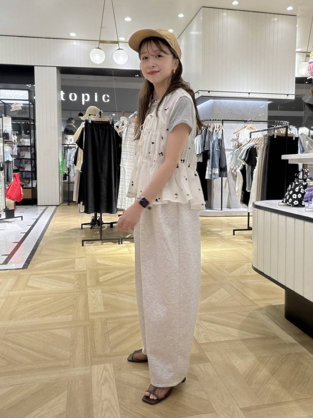 グレー系のスウェットパンツ、ブラウン系のサンダル、グレー系のTシャツ/カットソーを着用したレディースの夏コーディネートの2枚目の写真