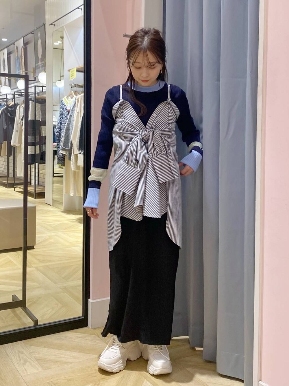 ブラック系のシャツ/ブラウス、ホワイト系のスニーカーを着用したレディースの冬コーディネートの2枚目の写真