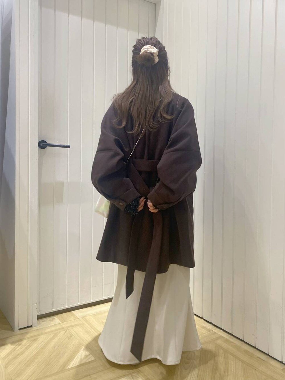 ホワイト系のスカート、ブラウン系のその他アウター、ホワイト系のパンプスを着用したレディースの秋コーディネートの3枚目の写真