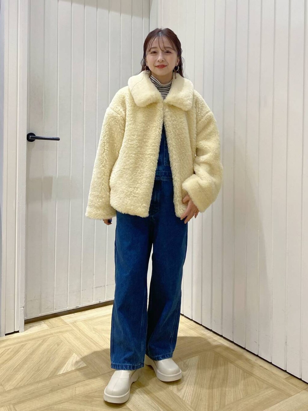 ホワイト系のTシャツ/カットソー、ホワイト系のブーツ、イエロー系のブルゾンを着用したレディースの冬コーディネートの3枚目の写真