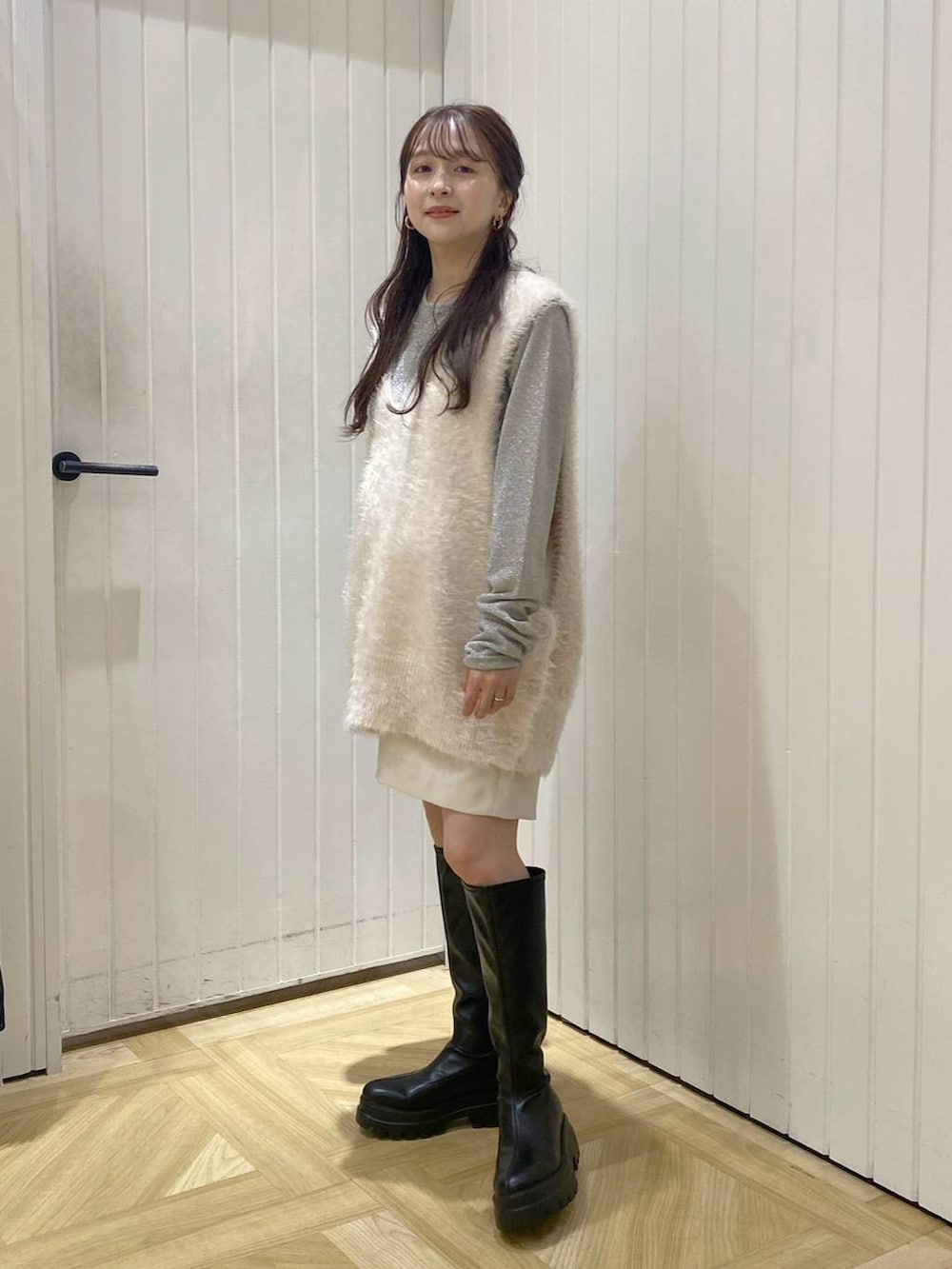 ブラック系のショルダーバッグ、ホワイト系のTシャツ/カットソー、ホワイト系のベストを着用したレディースの秋コーディネートの2枚目の写真