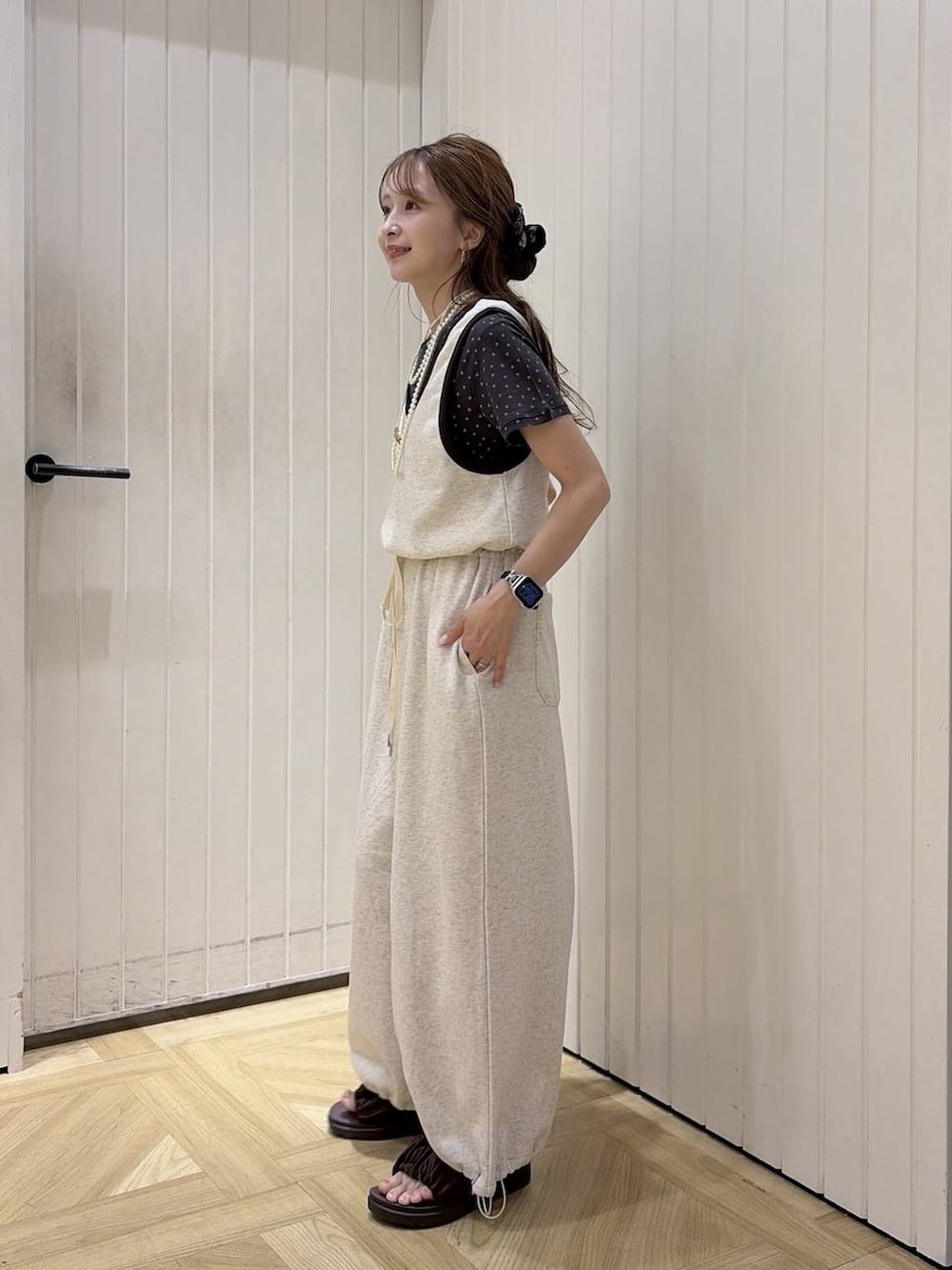 ブラウン系のサンダル、グレー系のTシャツ/カットソー、ホワイト系のサロペット/オーバーオールを着用したレディースの夏コーディネートの2枚目の写真