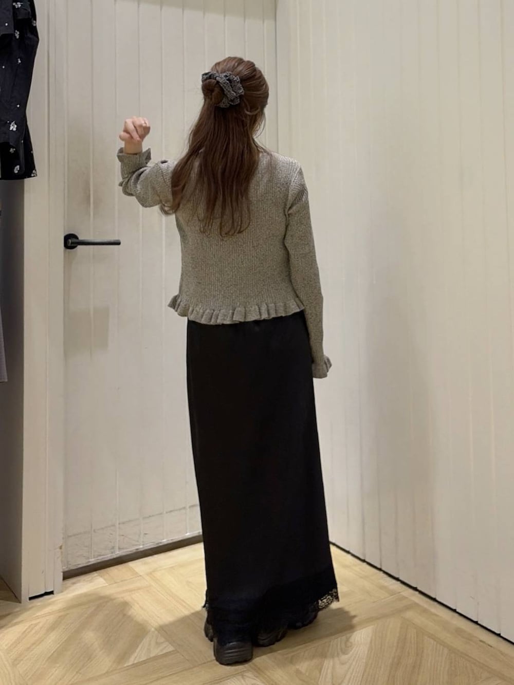 グレー系のカーディガン/ボレロ、ブラック系のローファー、ブラック系のスカートを着用したレディースの秋コーディネートの4枚目の写真