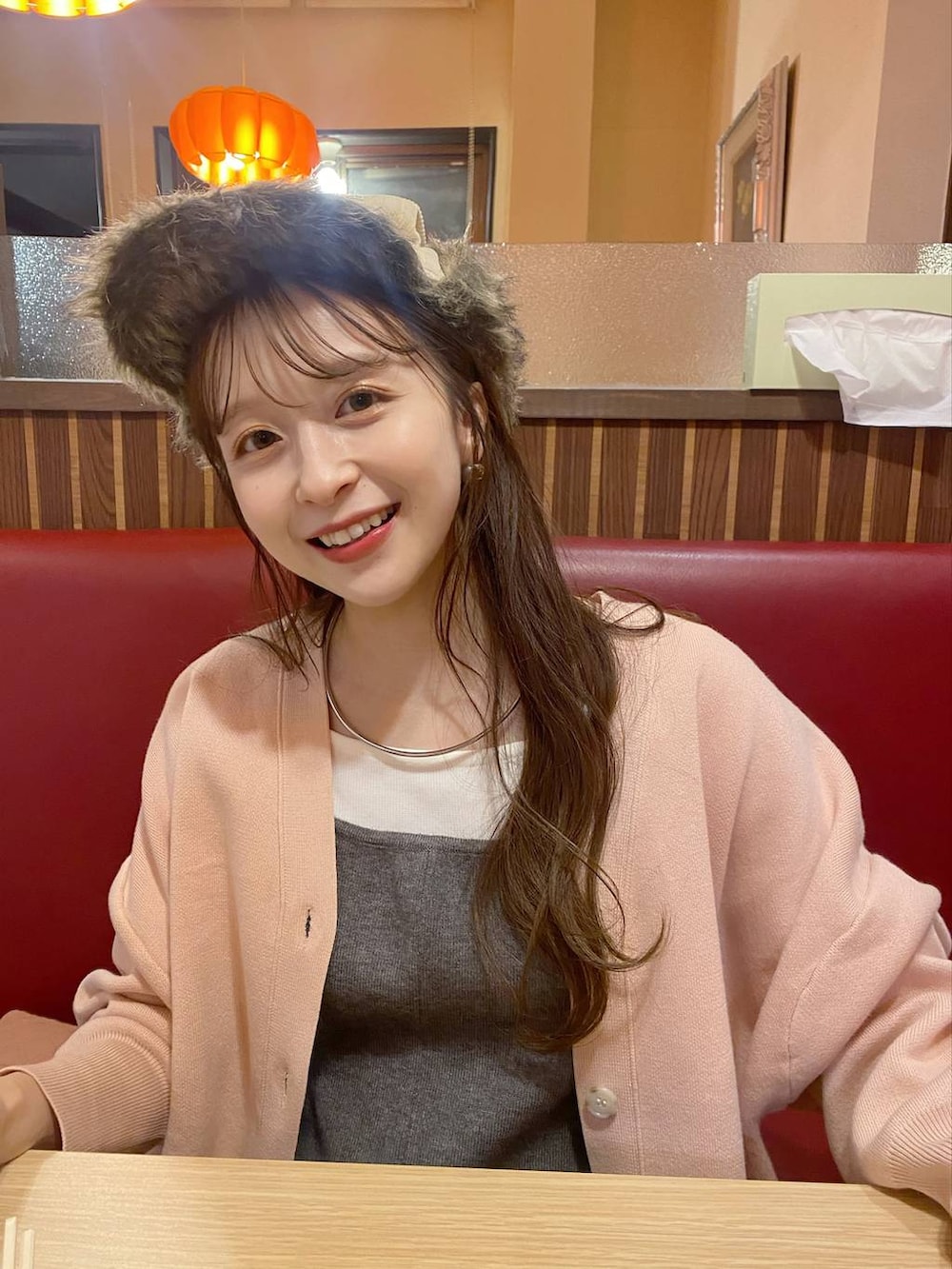 「低身長、大人カジュアル、デートコーデ、ラフ、マタニティウェア、サロペット、カーディガン、秋コーデ、ピンク、スニーカー」｜「LOWRYS FARMのステンレスフープチョーカー 127295（チョーカー、シルバー系）」を使った、rinangoさん（レディース・146cm）の秋コーディネートの2枚目の写真