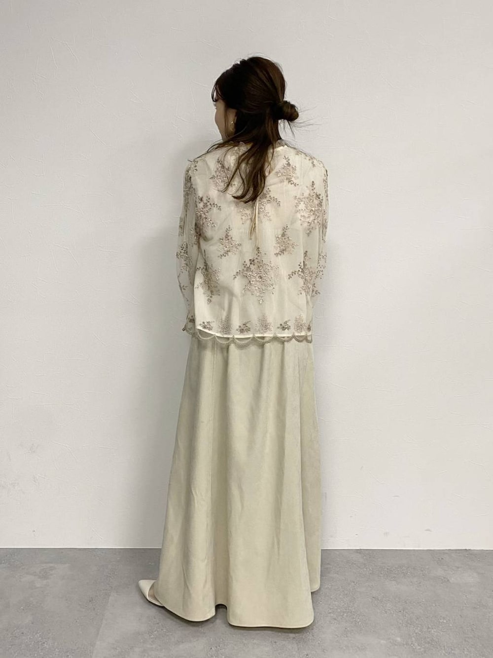 ホワイト系のワンピース、ホワイト系のブーツ、ホワイト系のシャツ/ブラウスを着用したレディースの冬コーディネートの4枚目の写真