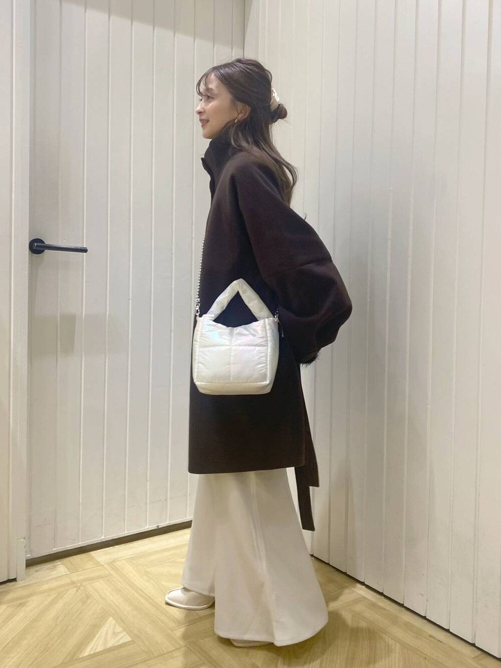 ホワイト系のスカート、ブラウン系のその他アウター、ホワイト系のパンプスを着用したレディースの秋コーディネートの2枚目の写真