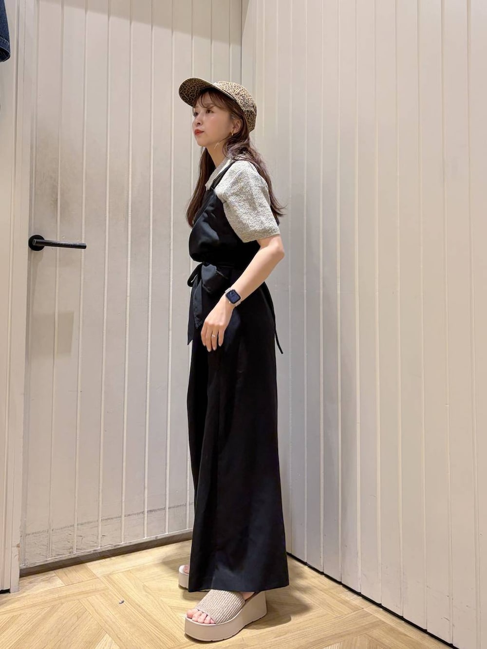 ホワイト系のサンダル、グレー系のTシャツ/カットソー、その他のキャップを着用したレディースの春コーディネートの3枚目の写真