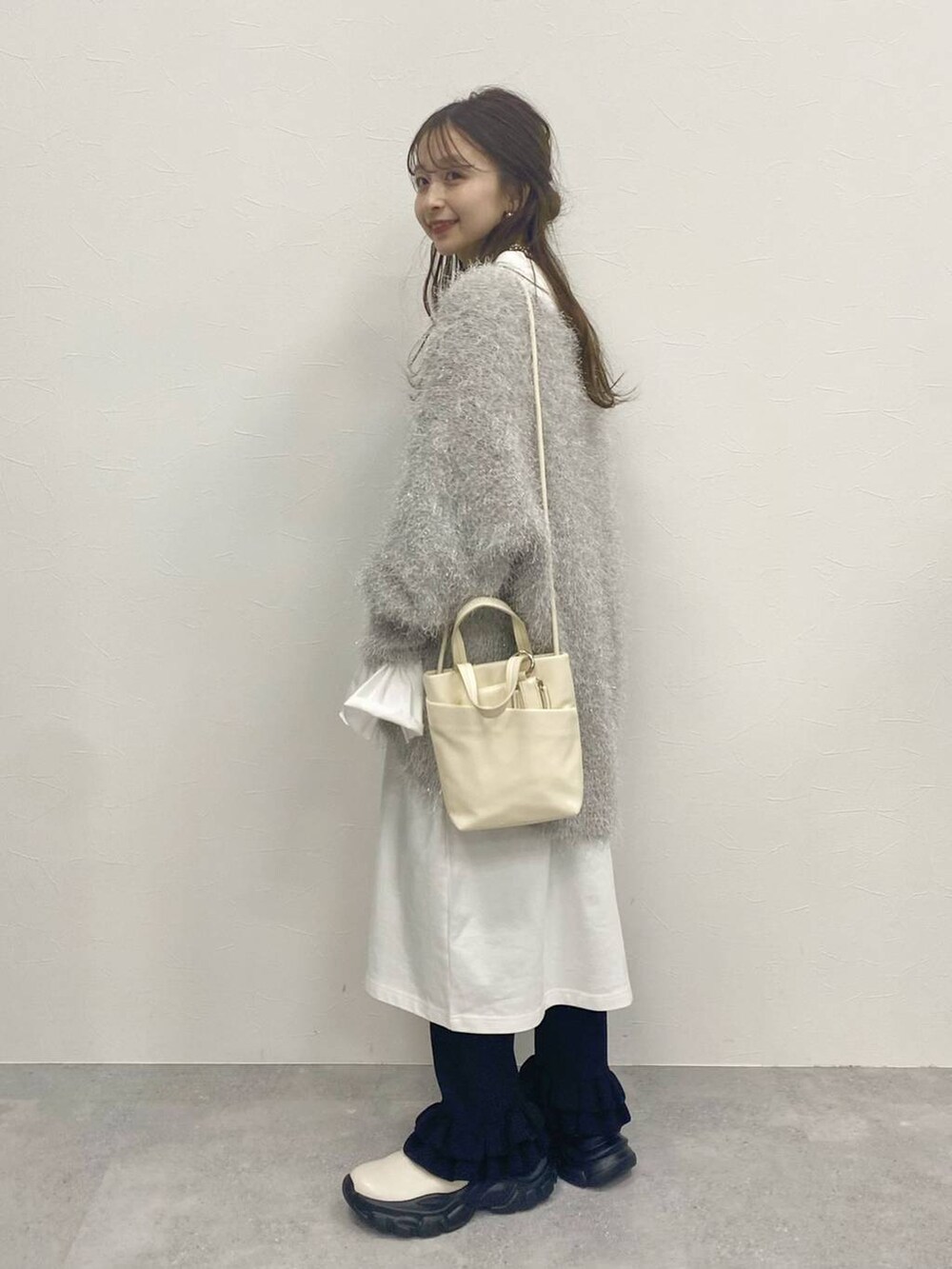「カーディガン、低身長、キッズ服、ローリーズスタイル_LOWRYS FARM、ワンピース、ニット、冬コーデ、ブーツ、カジュアル」｜「LOWRYS FARMのサイフＳＥＴショルダーＢＡＧ 970207（ショルダーバッグ、ホワイト系）」を使った、rinangoさん（レディース・146cm）の冬コーディネートの2枚目の写真