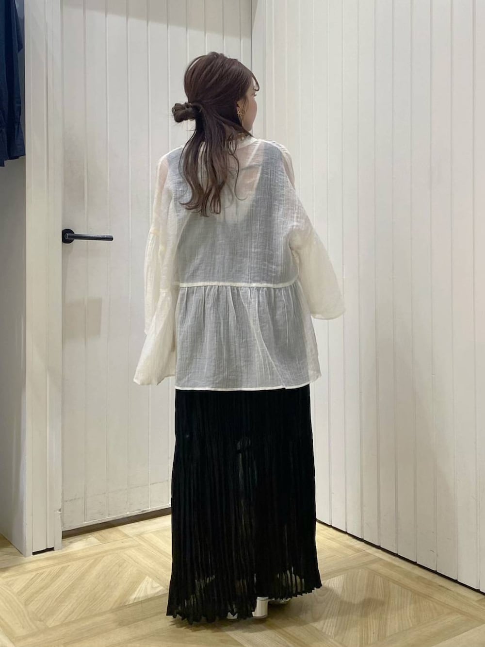 「ローリーズスタイル_LOWRYS FARM、低身長、ワンピース、ブラウス、夏コーデ、デートコーデ、サンダル、レイヤードスタイル、大人女子カジュアル_LOWRYS FARM、フェミニン」｜「LOWRYS FARMのスタイルＵＰクロスカップキャミ　100757（Tシャツ/カットソー、ホワイト系）」を使った、rinangoさん（レディース・146cm）の春コーディネートの3枚目の写真