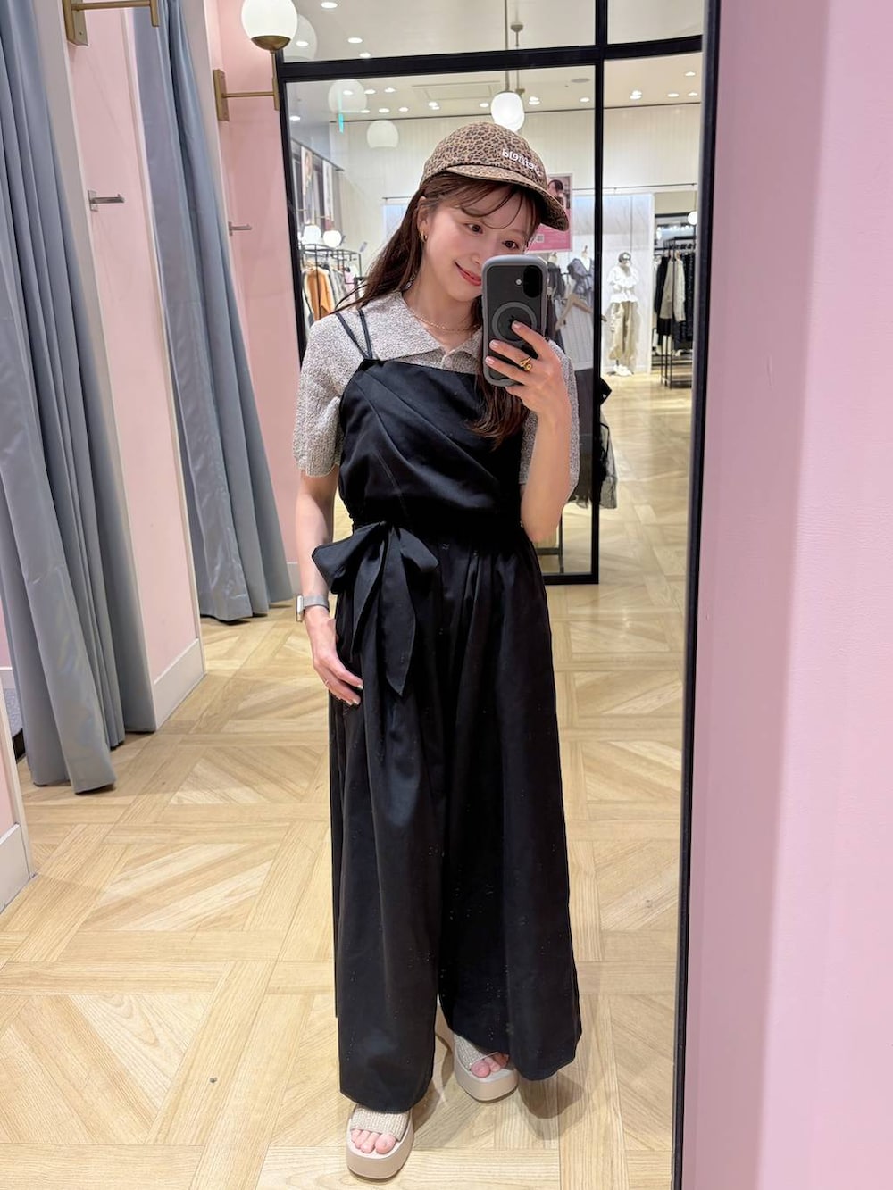 ホワイト系のサンダル、グレー系のTシャツ/カットソー、その他のキャップを着用したレディースの春コーディネートの2枚目の写真