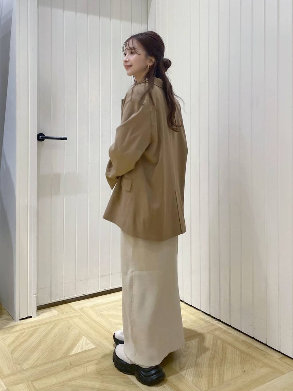 ホワイト系のワンピース、ブラウン系のテーラードジャケット、ベージュ系のTシャツ/カットソーを着用したレディースの冬コーディネートの3枚目の写真