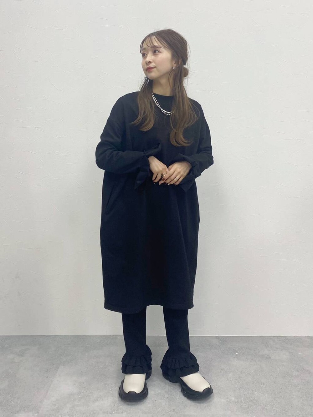 「ローリーズスタイル_LOWRYS FARM、低身長、キッズ服、ジュニア/ティーンズ、ワントーン、ブーツ、ワンピース」｜「LOWRYS FARMのニットソックススニーカーブーツ　981776（ブーツ、ホワイト系）」を使った、rinangoさん（レディース・146cm）の冬コーディネートの4枚目の写真