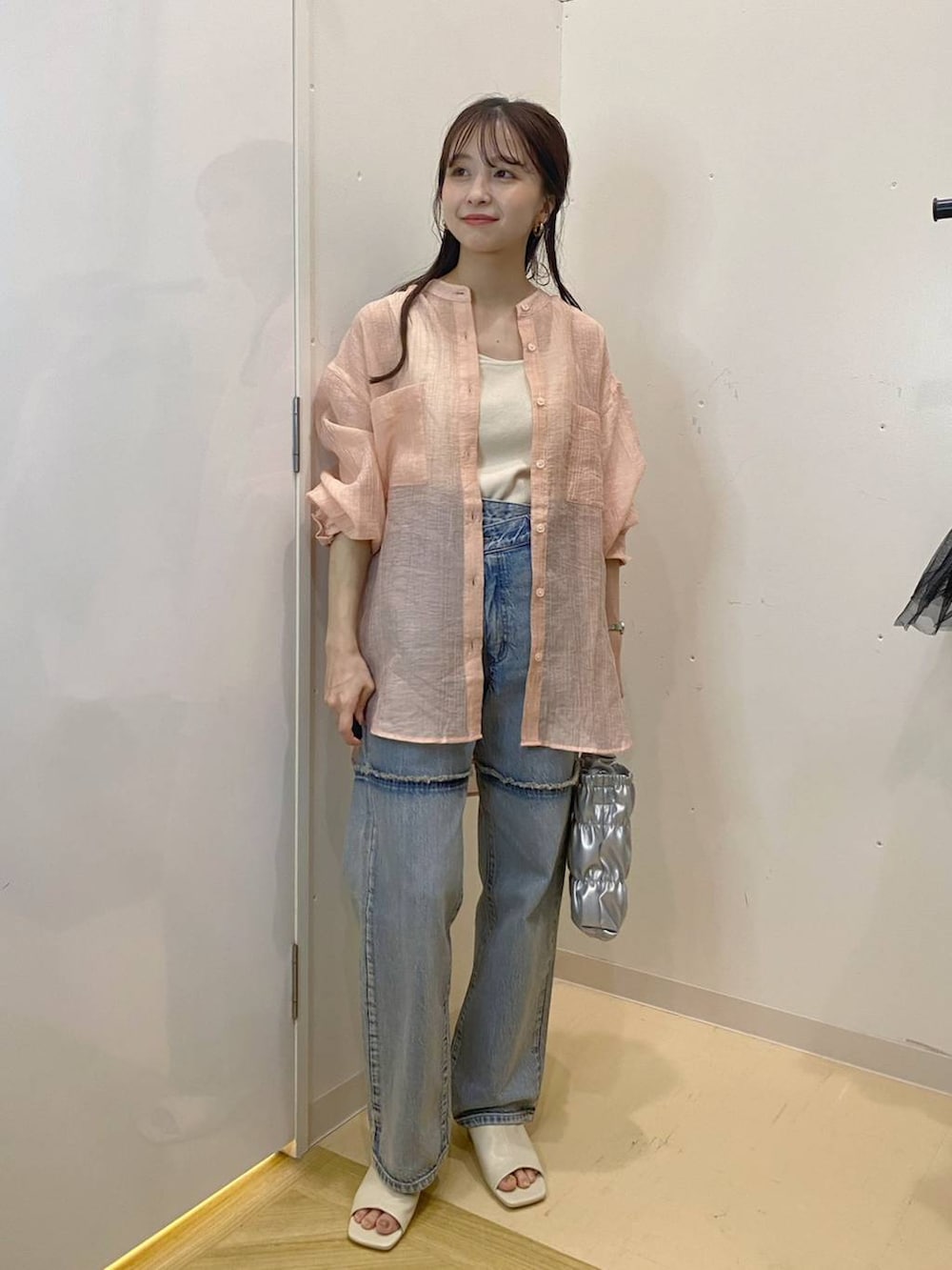 「ローリーズスタイル_LOWRYS FARM、低身長、大人女子カジュアル_LOWRYS FARM、デートコーデ、カジュアル、ラフ、デニムパンツ、ピンク、シャツ、夏コーデ、ドットエスティトレンド」｜「LOWRYS FARMのスタイルＵＰクロスカップキャミ　100757（Tシャツ/カットソー、ホワイト系）」を使った、rinangoさん（レディース・146cm）の夏コーディネートの2枚目の写真