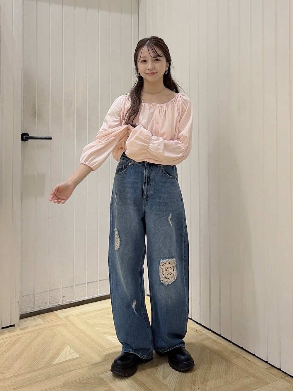 ブラック系のブーツ、ピンク系のTシャツ/カットソーを着用したレディースの秋コーディネートの3枚目の写真