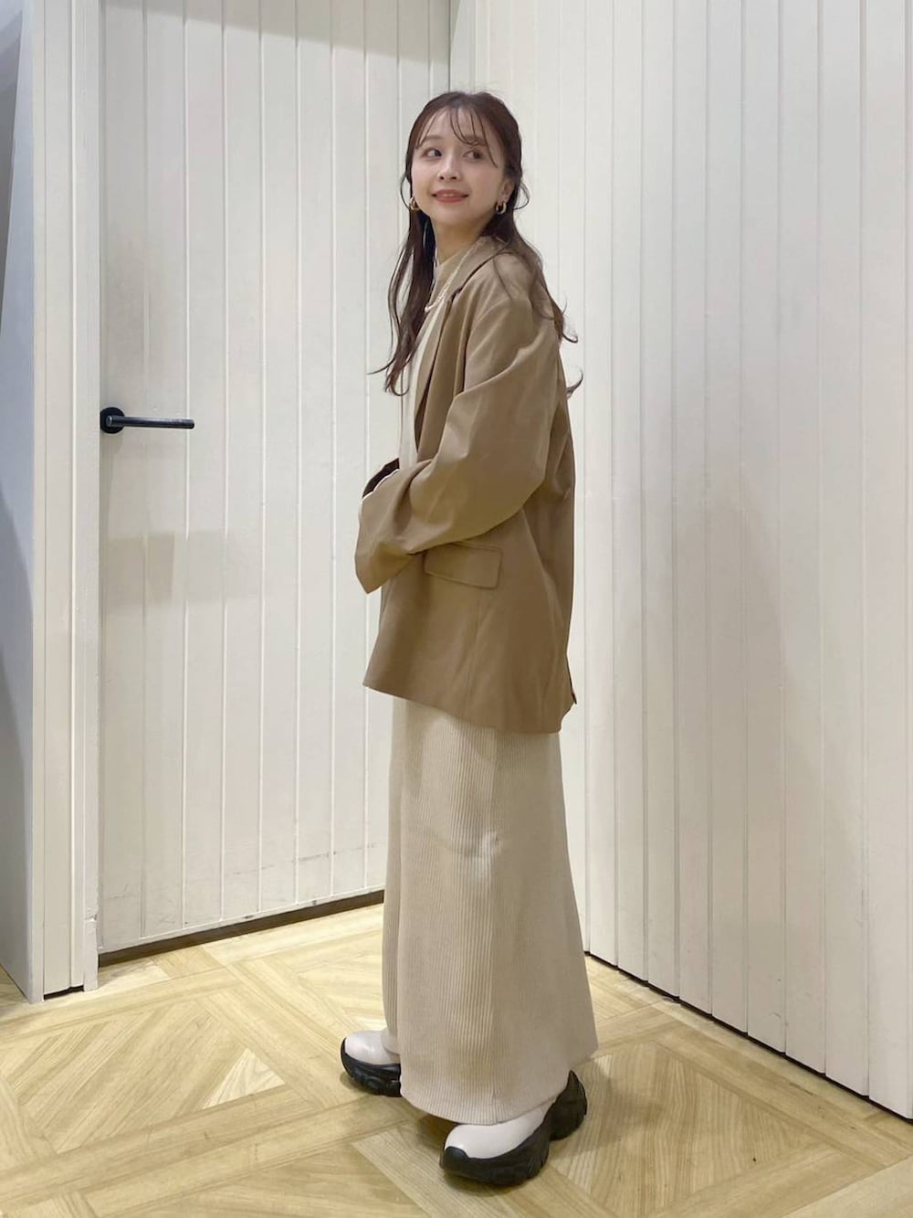 ホワイト系のワンピース、ブラウン系のテーラードジャケット、ベージュ系のTシャツ/カットソーを着用したレディースの冬コーディネートの2枚目の写真