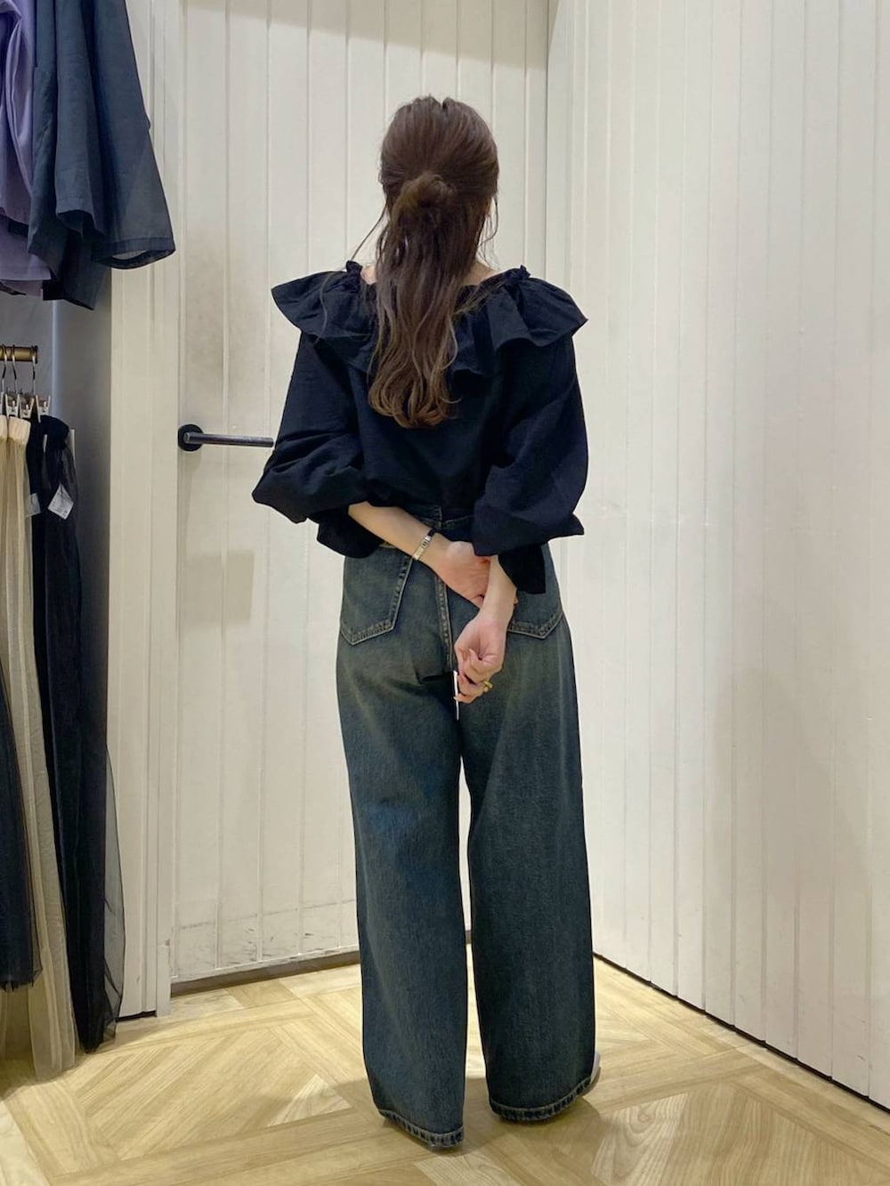 ブラック系のシャツ/ブラウス、ホワイト系のタンクトップ、シルバー系のブーツを着用したレディースの秋コーディネートの4枚目の写真