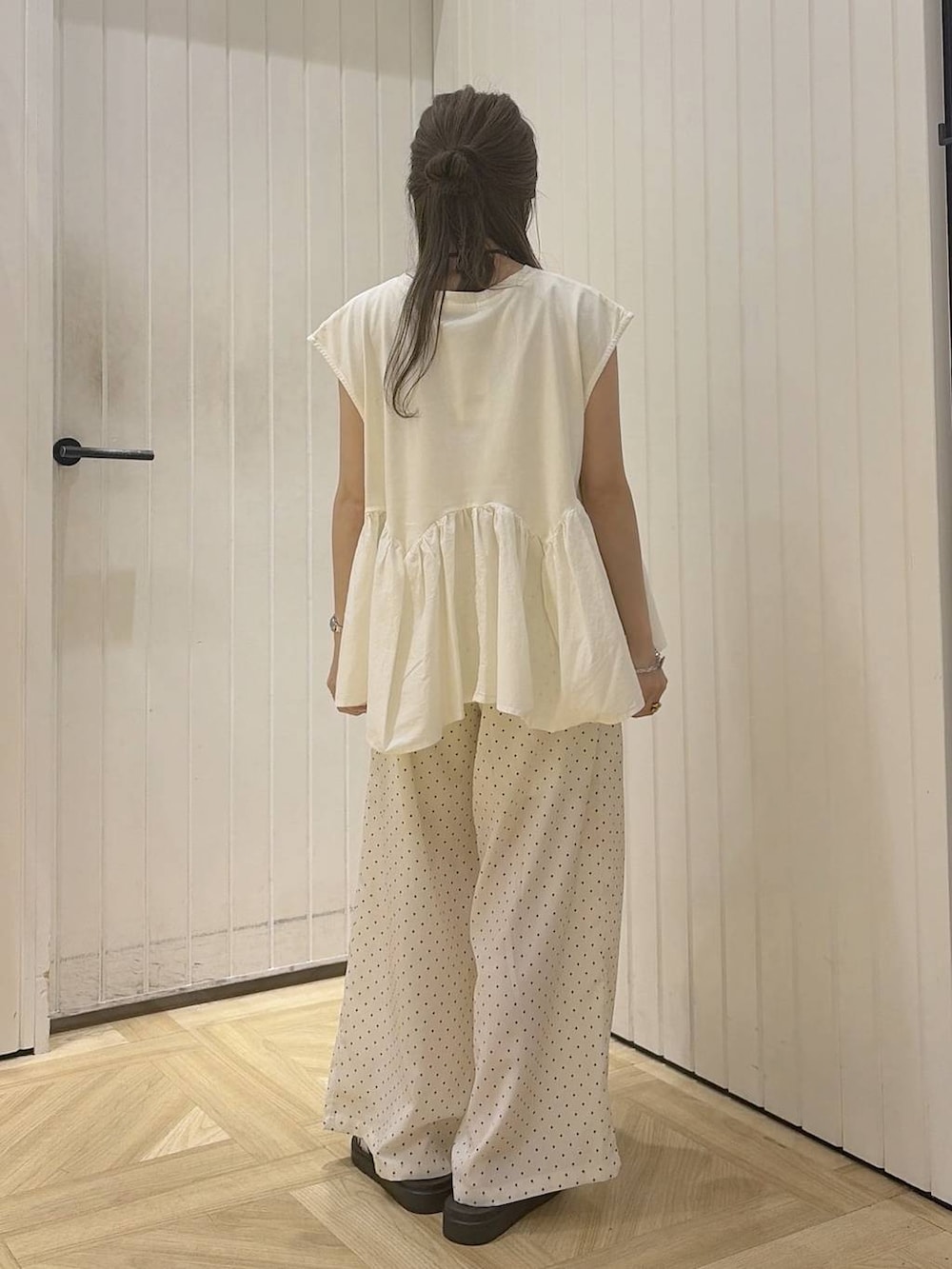 ホワイト系のTシャツ/カットソー、ホワイト系のサンダル、ホワイト系のその他パンツを着用したレディースの夏コーディネートの4枚目の写真